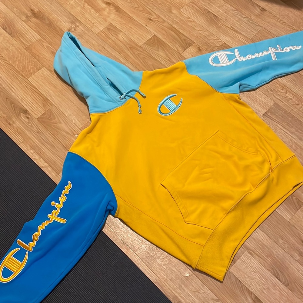 Men’s Large Champion Sweatshirt.